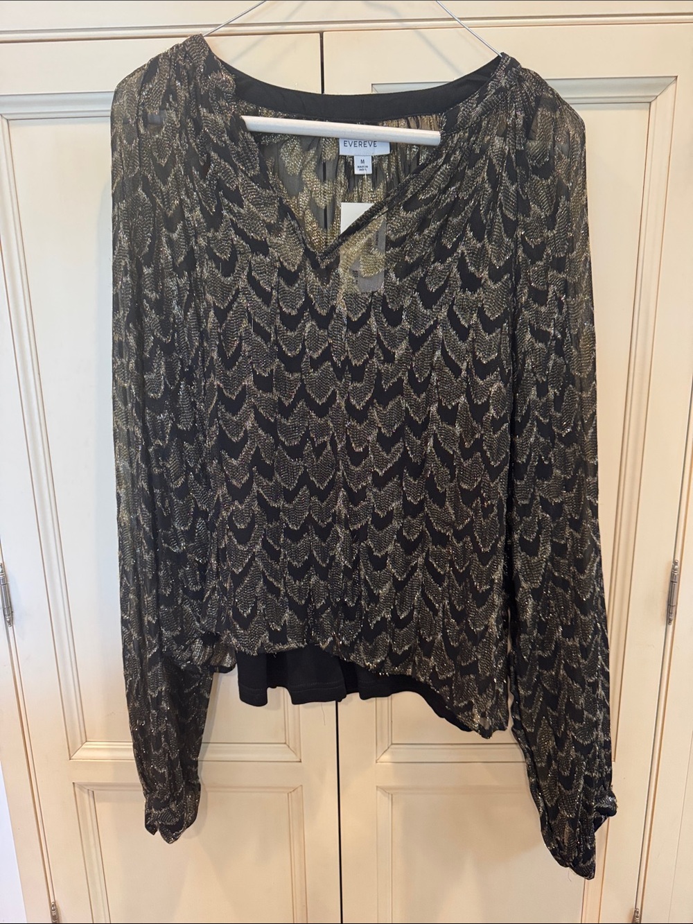 NWT Evereve Womens Raelynn Metallic Blouse Black Gold Shimmer sz M